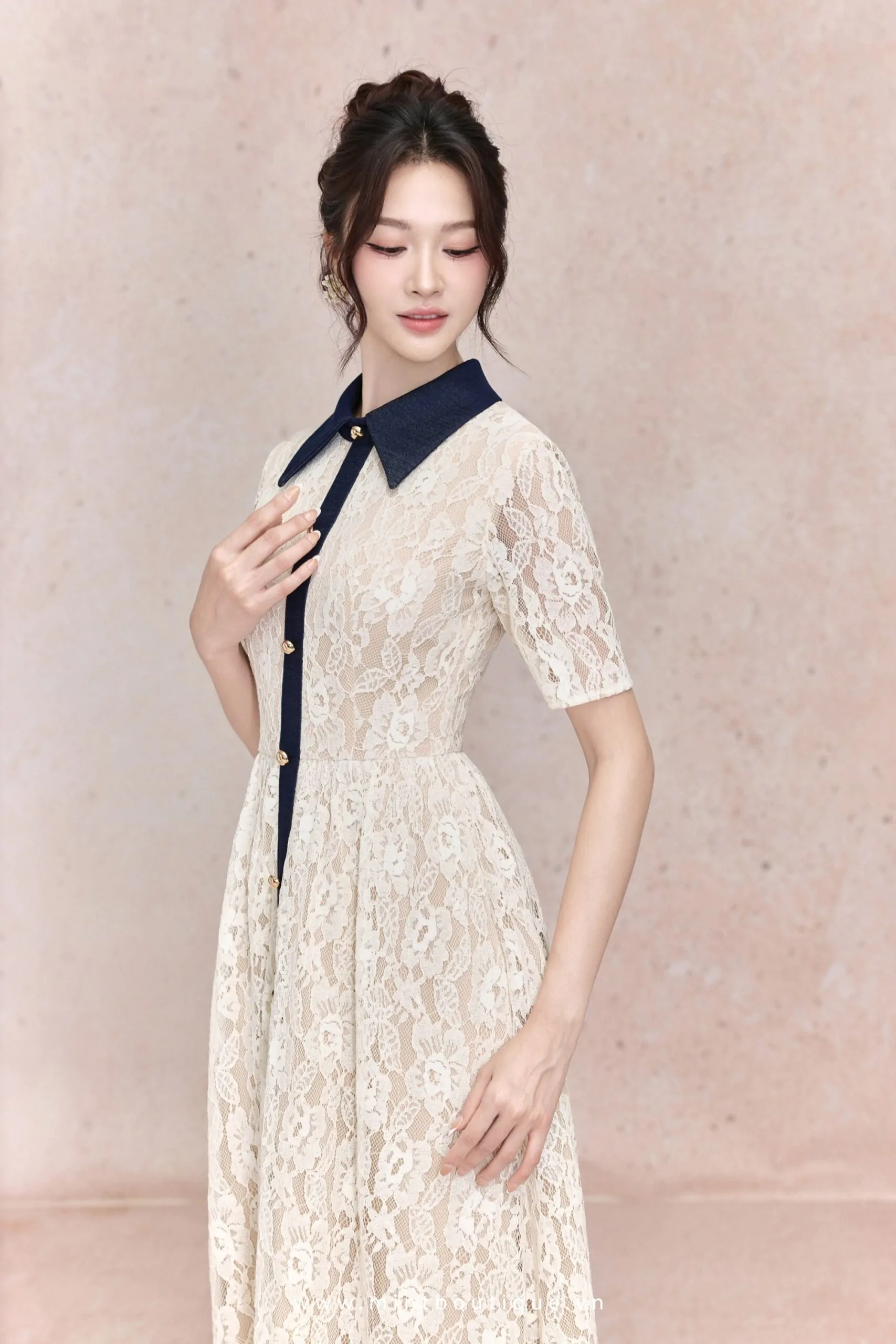 Váy liền ren kem lót da nẹp cổ phối vải bò - Image 2