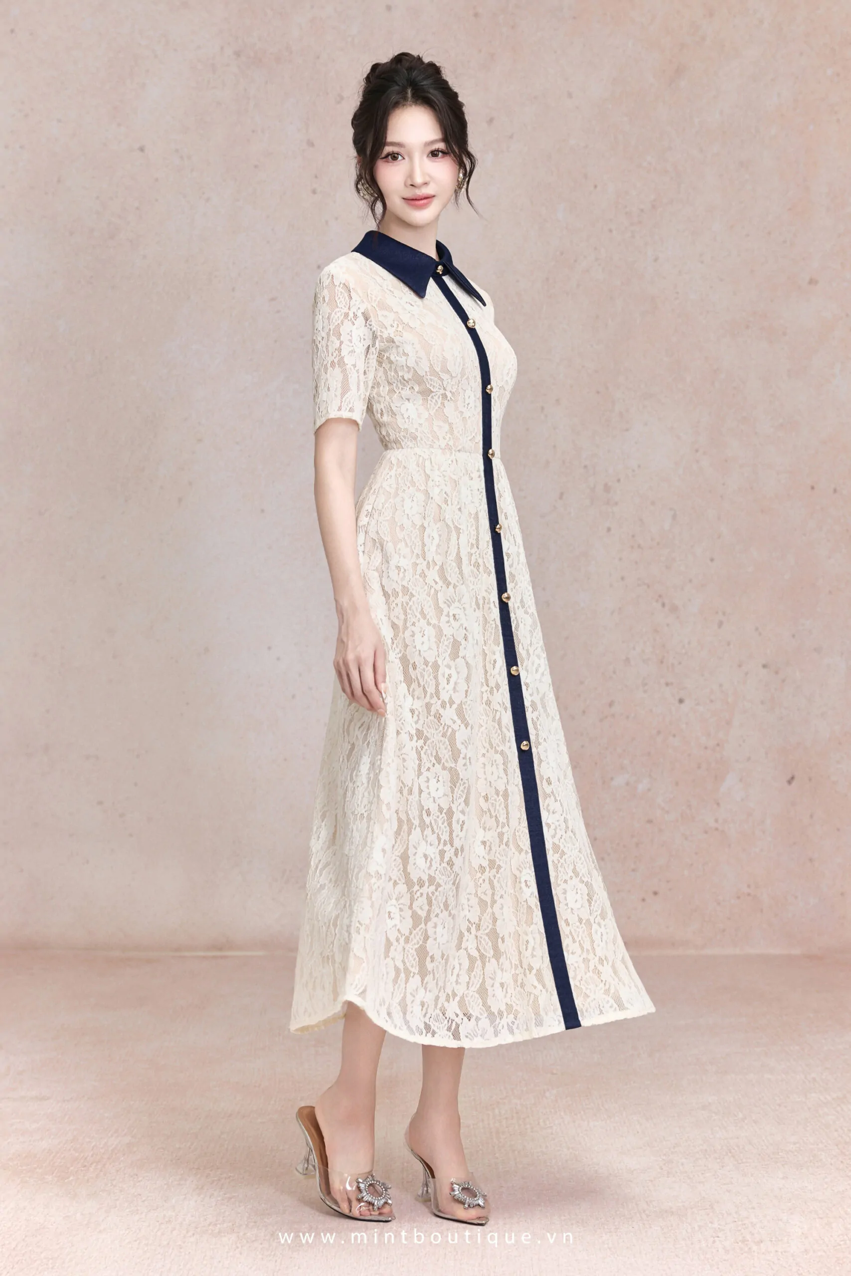 Váy liền ren kem lót da nẹp cổ phối vải bò