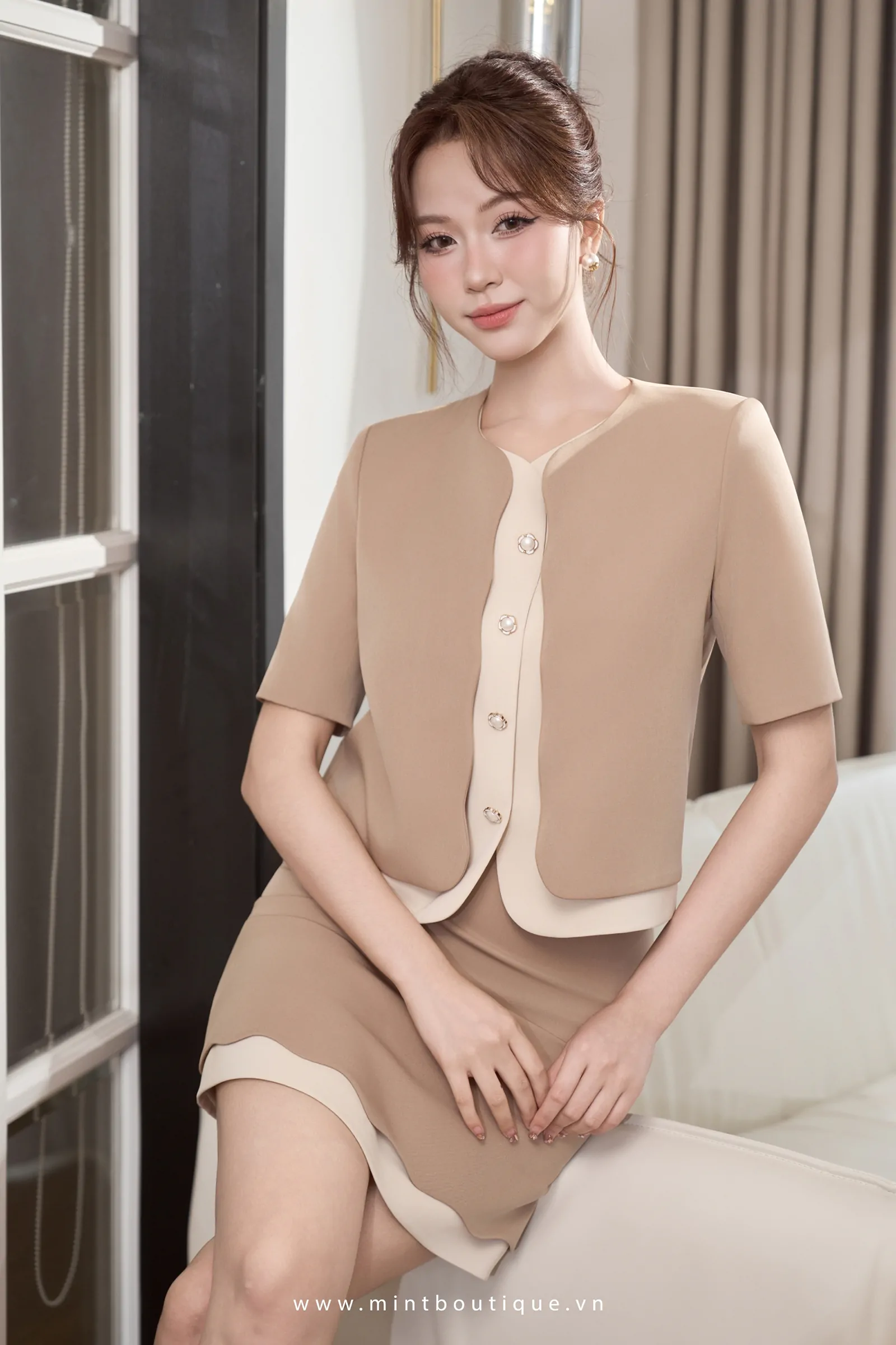 Áo khoác chéo dior tay vest cộc nâu lượn mây phối chéo dior kem