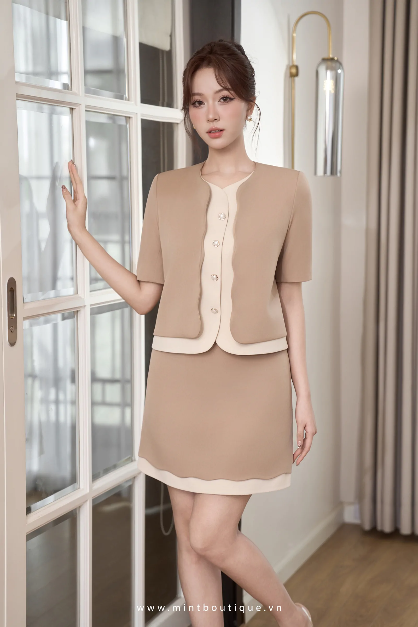 Áo khoác chéo dior tay vest cộc nâu lượn mây phối chéo dior kem - Image 4