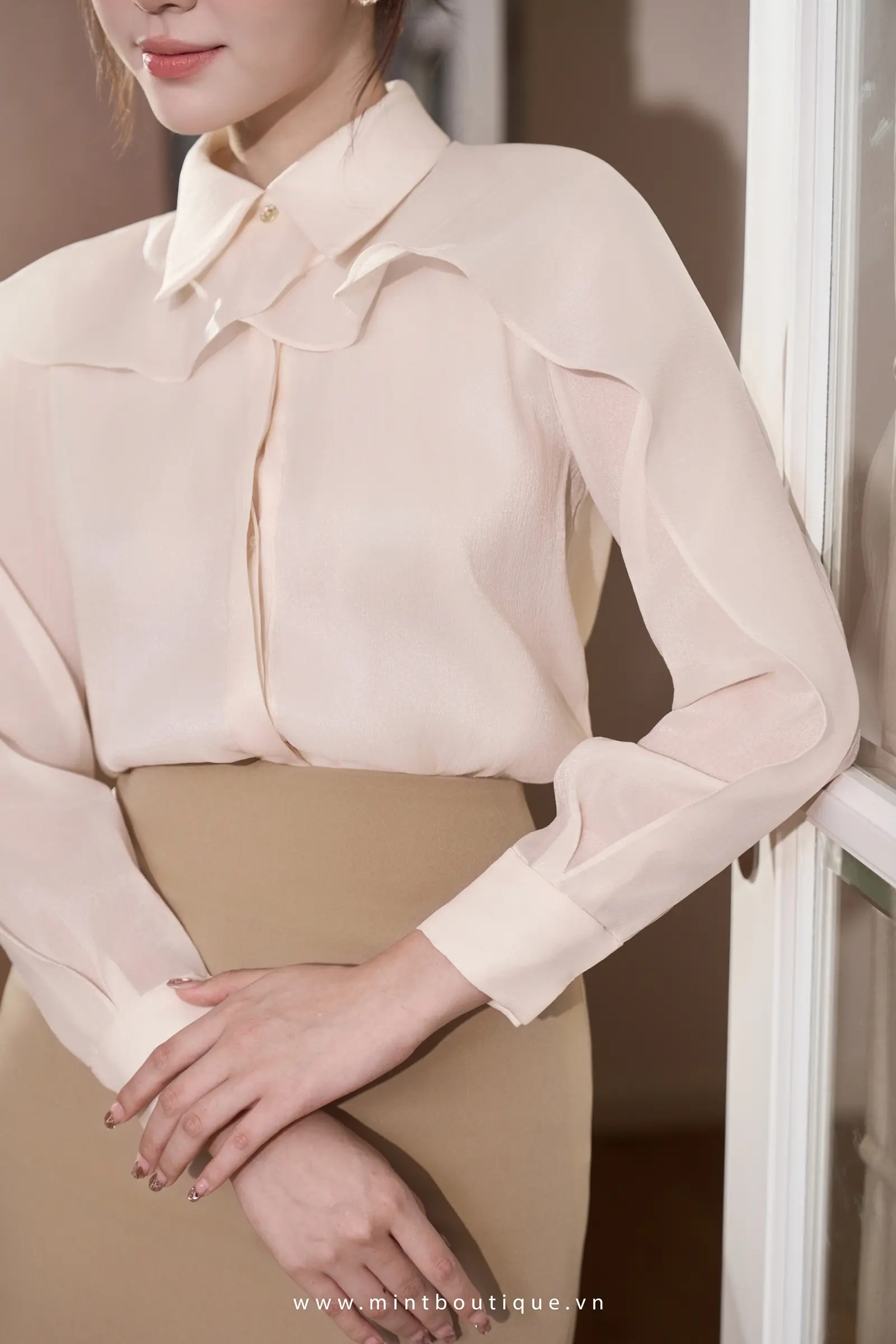 Áo sơ mi tơ óng kem bổ mảnh nẹp trụ ngắn vai cánh tiên dập ly tăm cổ đức - Image 2
