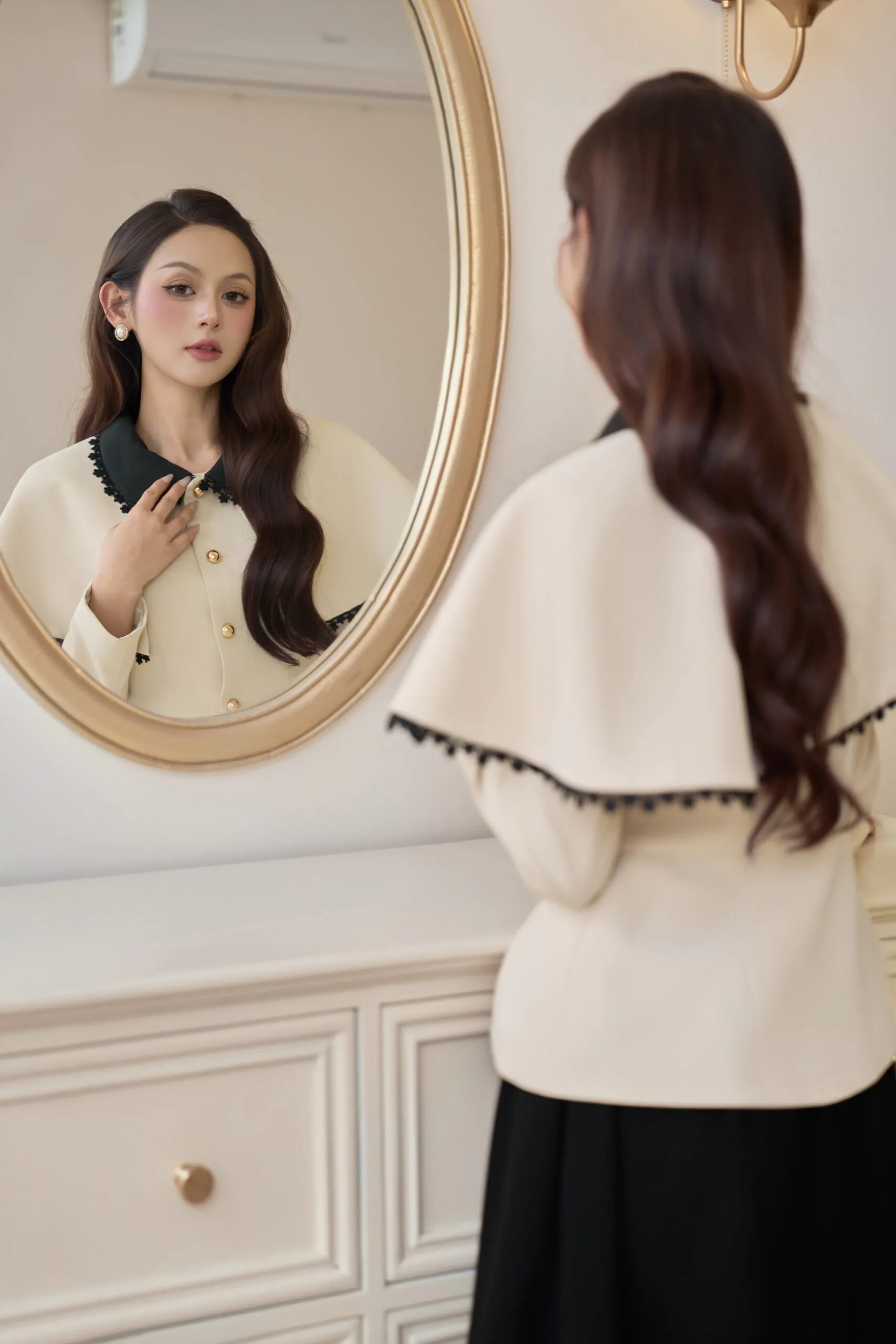 Áo vest chéo dior kem tùng peplum cổ taffa đen không chân viền ren đen tay vest dài phối áo choàng kem - Image 3