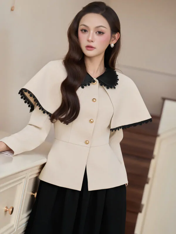 Áo vest chéo dior kem tùng peplum cổ taffa đen không chân viền ren đen tay vest dài phối áo choàng kem