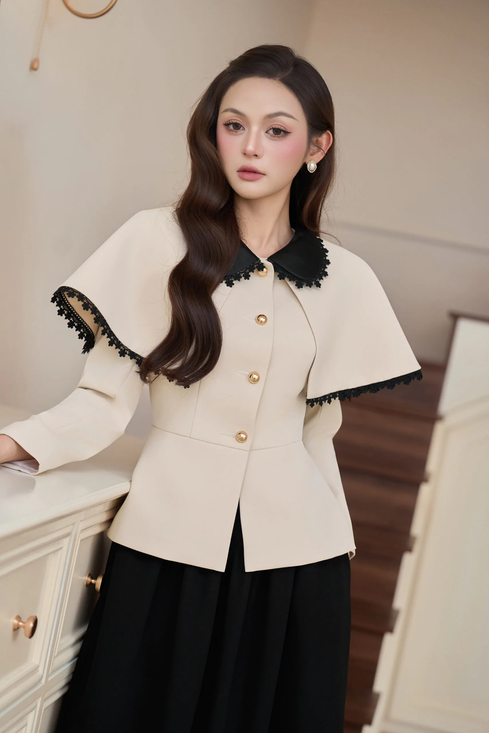 Áo vest chéo dior kem tùng peplum cổ taffa đen không chân viền ren đen tay vest dài phối áo choàng kem
