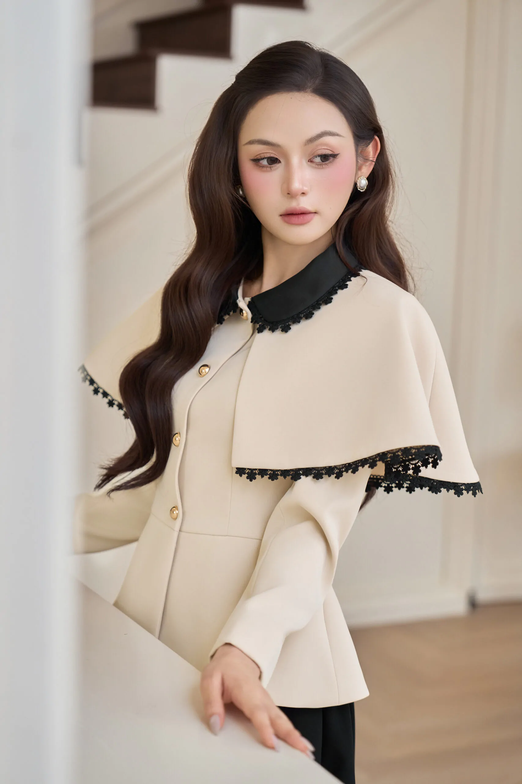 Áo vest chéo dior kem tùng peplum cổ taffa đen không chân viền ren đen tay vest dài phối áo choàng kem - Image 2