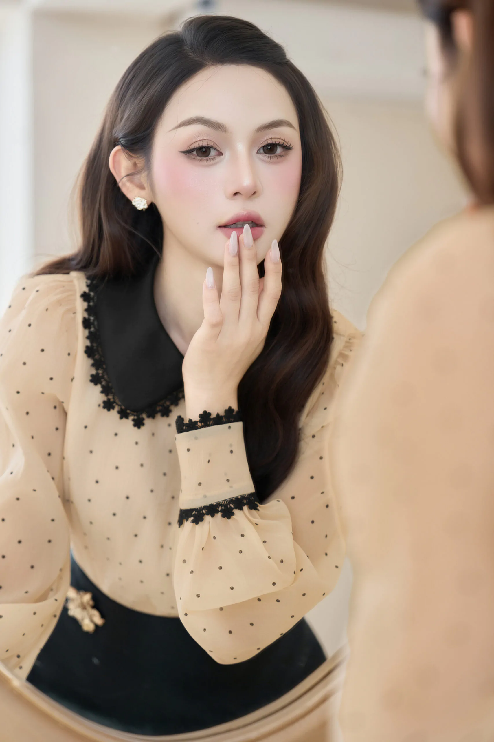 Áo sơ mi tơ xốp be chấm bi đen lót tơ xốp kem cổ taffa đen không chân viền ren đen tay bồng - Image 4